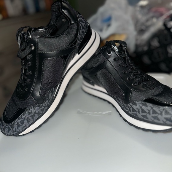 Women Micheal Kors Wilma Logo Trainer shoes - Picture 5 of 13